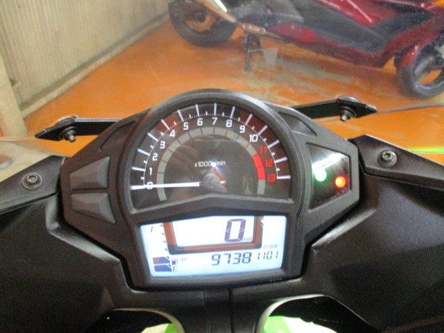 走行も９７３８ｋｍの低走行車！この上質な低走行車がこの価格は本当にお安い！勿論通販も大歓迎の一台！！